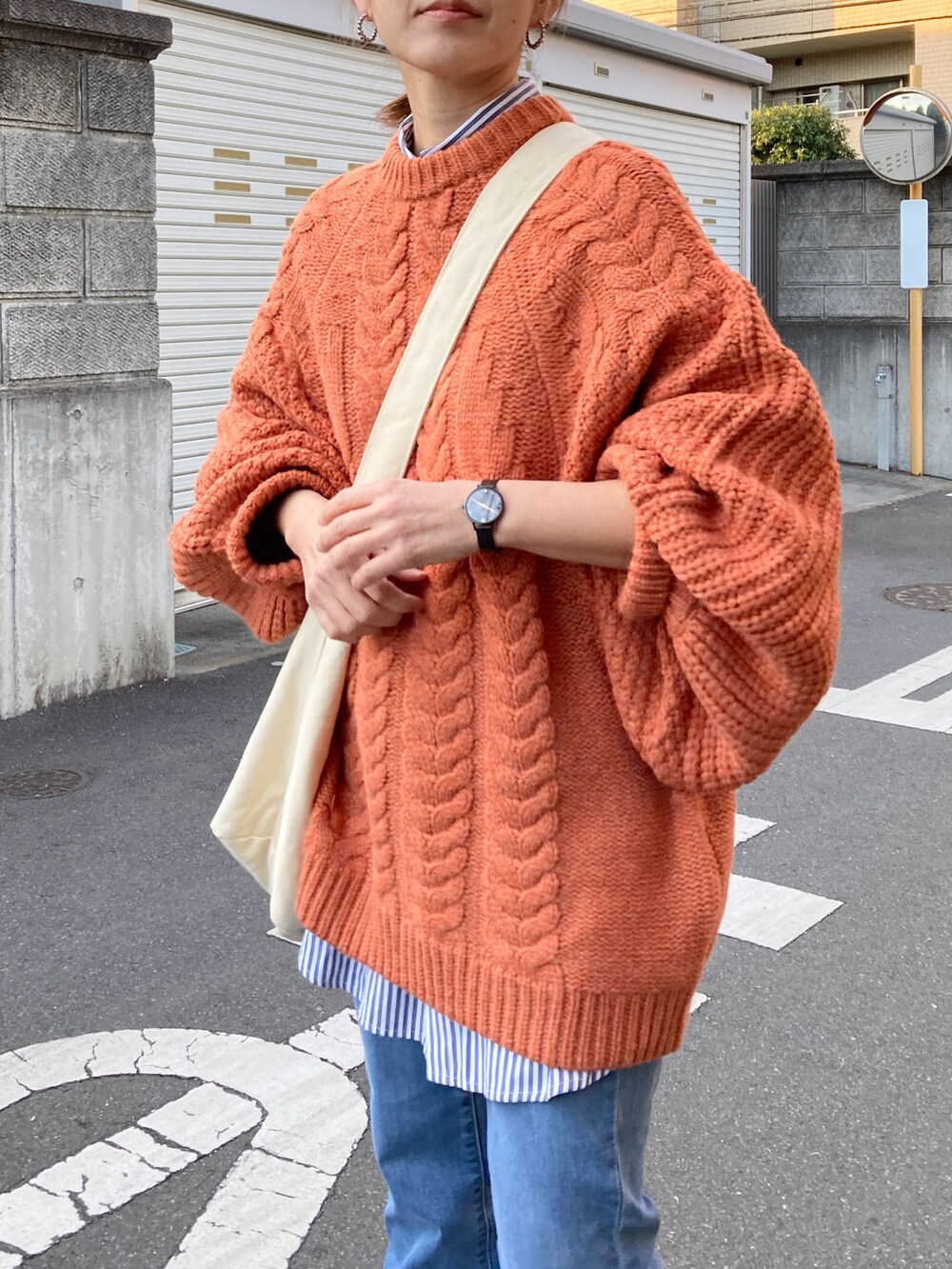 「冬コーデ、レイヤードスタイル、休日スタイル、プチプラ、ビッグシルエット、ボリューム袖、ニット、オレンジ、デニム、ブーツ、厚底シューズ、ショルダーバッグ、クリスマスに着たい服、マイベストコーデ2023、新星WEARISTAにエントリー」|「select MOCAのヘリンボーンドルマンオーバーニット(ニット/セーター、ブラウン系)」を使った、KRさん(レディース・159cm)の冬コーディネートの3枚目の写真