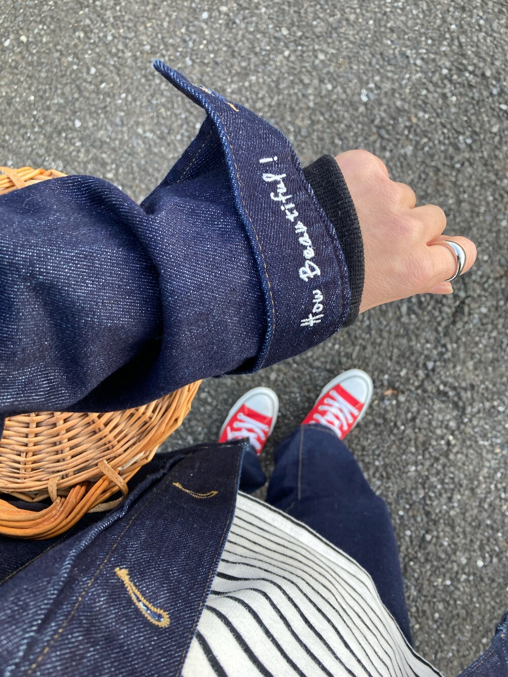 ブルー系のデニムジャケット、ブルー系のデニムパンツ、ブラック系のTシャツ/カットソーを着用したレディースの冬コーディネートの5枚目の写真