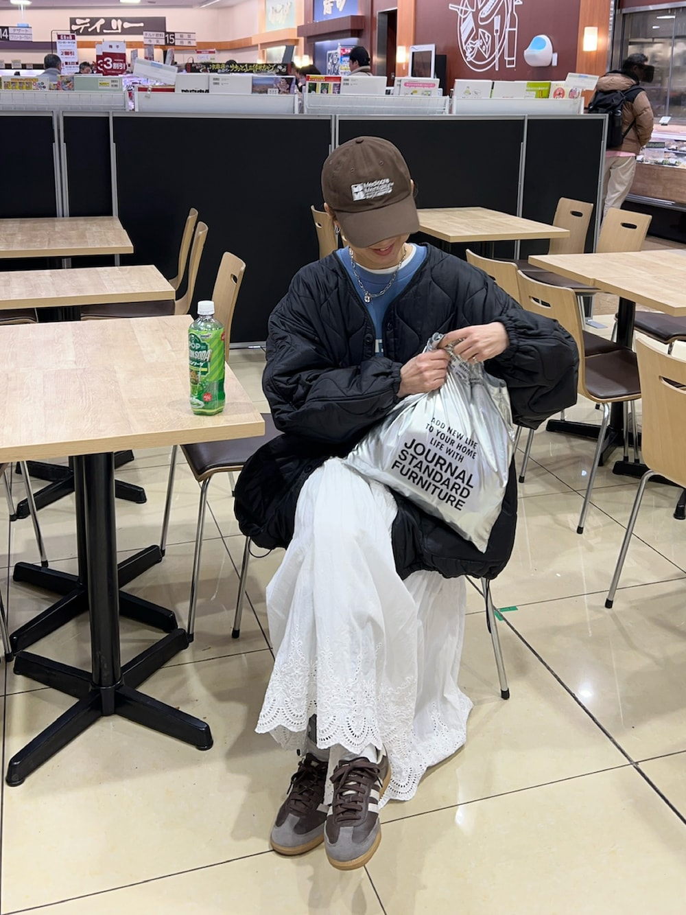 ブラック系のブルゾン、ブルー系のスウェット、ホワイト系のスカートを着用したレディースの冬コーディネートの4枚目の写真