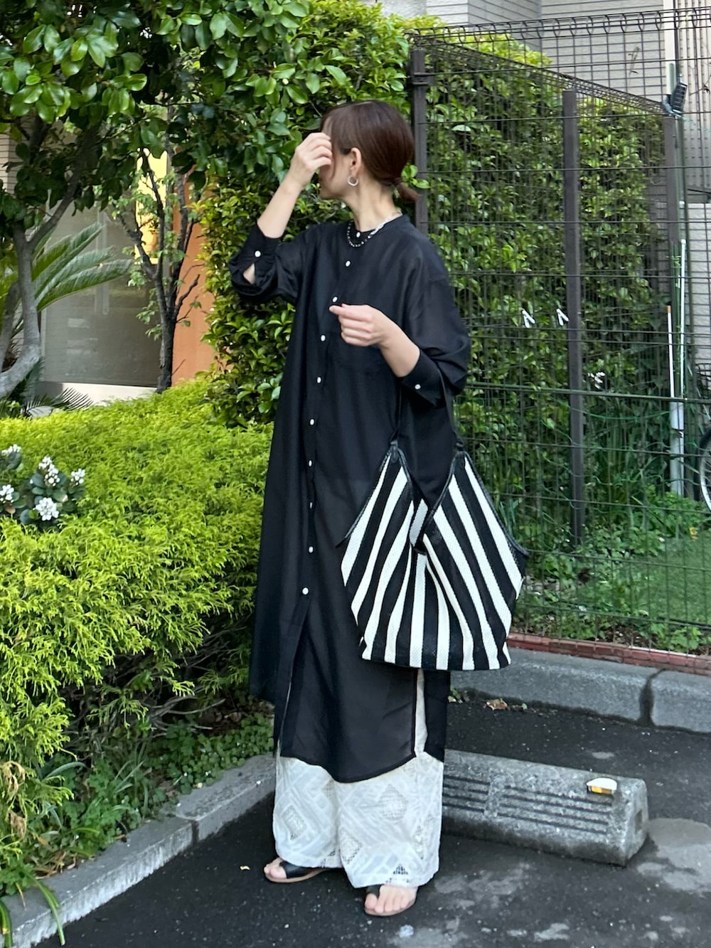 「春夏コーデ、お出かけコーデ、モノトーン、レイヤードスタイル、休日スタイル、大人カジュアル、きれいめカジュアル、シースルー、シャツワンピ、ワンピース、レースパンツ、ショルダーバッグ、プチプラ、サンダル」｜「OMNESのシアーロングシャツワンピース（ワンピース、ブラック系）」を使った、ＫＲさん（レディース・159cm）の春コーディネートの4枚目の写真