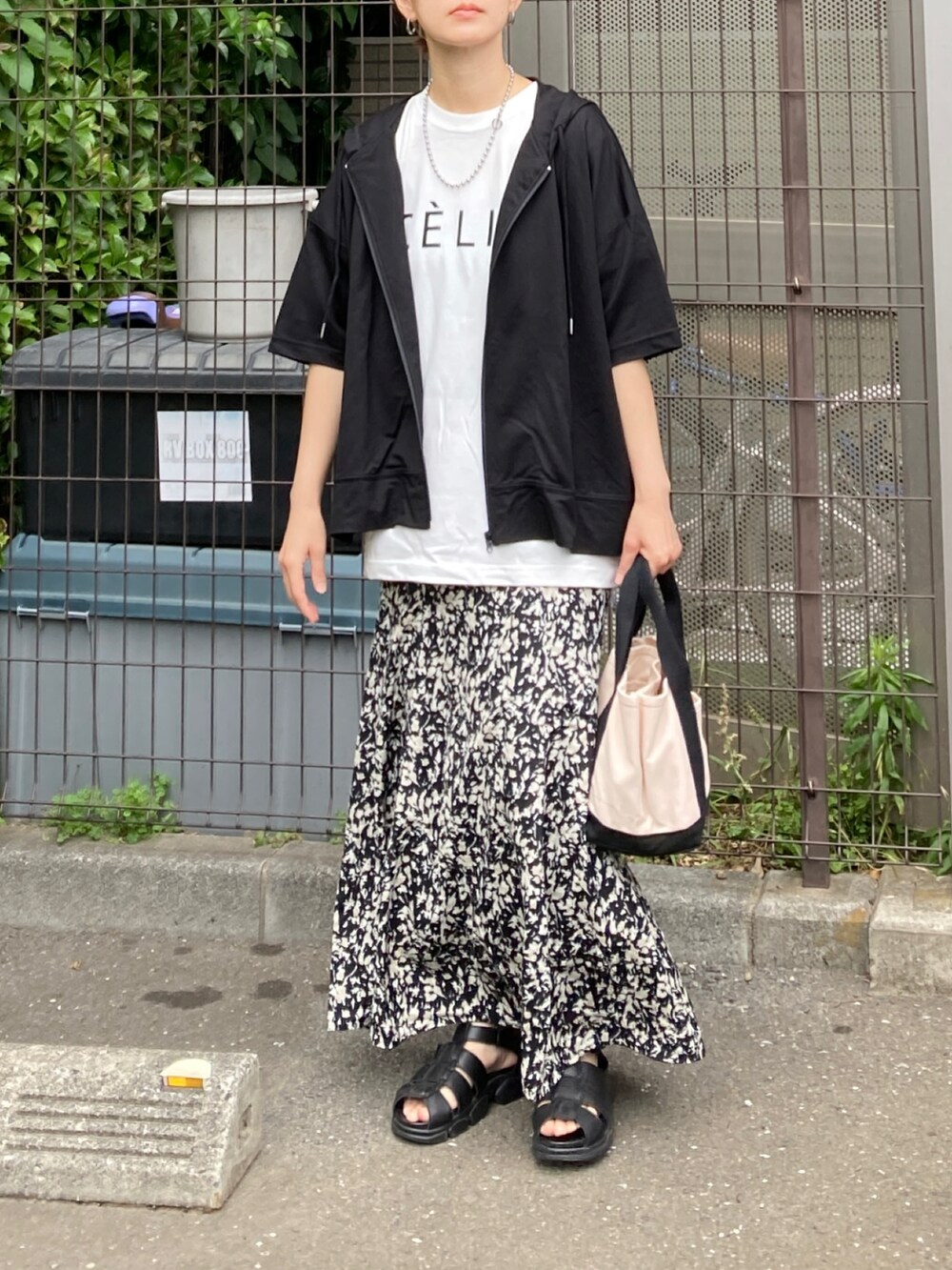 ブラック系のパーカー、その他のTシャツ/カットソー、ブラック系のスカートを着用したレディースの夏コーディネートの2枚目の写真