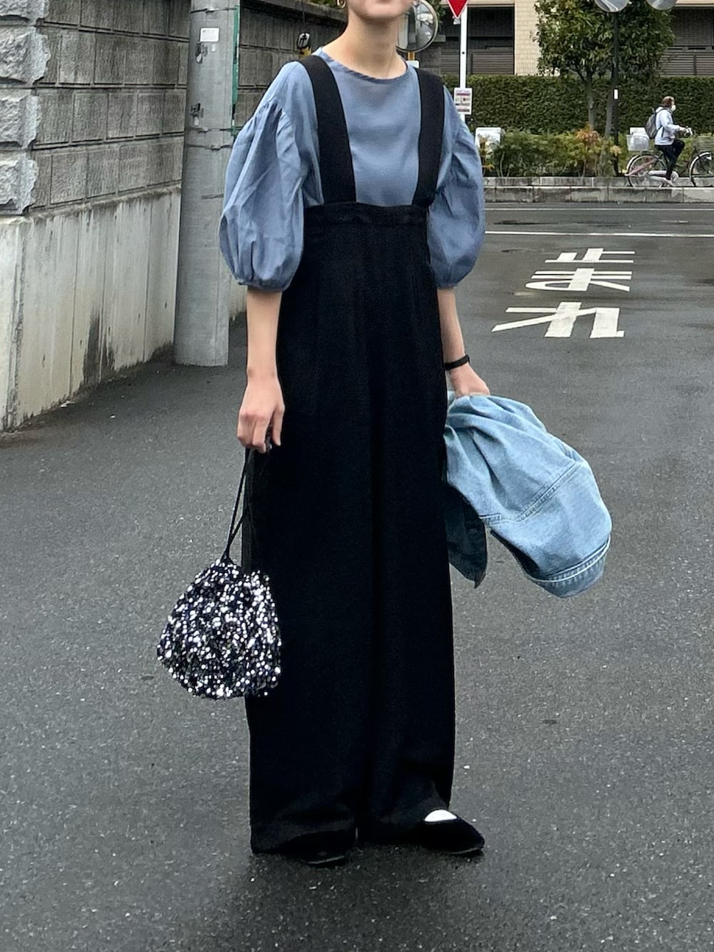 「春のおしゃ見えテクニック、春コーデ、春服みてみて、春色、シンプルコーデ、お出かけコーデ、休日スタイル、きれいめカジュアル、オフィスカジュアル、大人カジュアル、パステルカラー、シアートップス、サロペット、巾着バッグ、スパンコール」｜「select MOCA by sonのシアーボリュームスリーブトップス（シャツ/ブラウス、ブルー系）」を使った、ＫＲさん（レディース・159cm）の春コーディネートの4枚目の写真