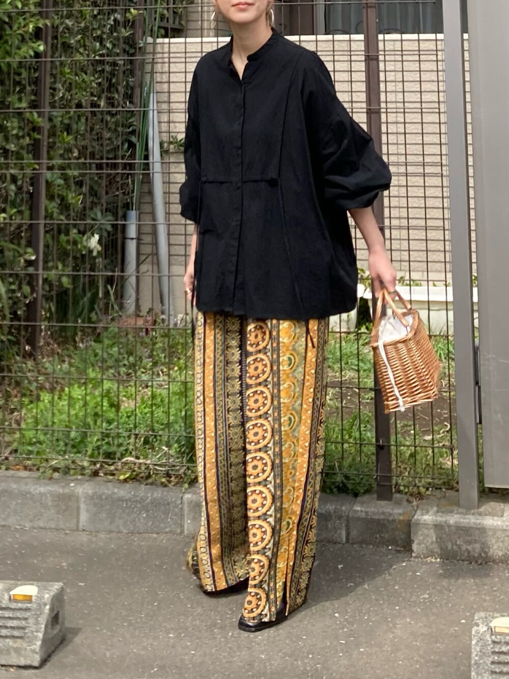 イエロー系のその他パンツ、ブラック系のシャツ/ブラウス、ブラウン系のバッグを着用したレディースの春コーディネートの4枚目の写真