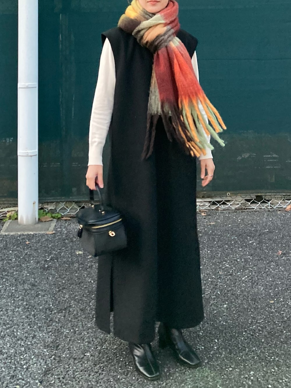 ブラック系のワンピース、ブラウン系のマフラー、ブラウン系のマフラーを着用したレディースの冬コーディネートの3枚目の写真