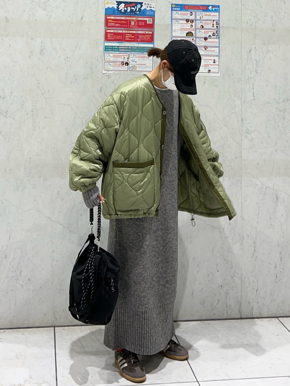 グリーン系のノーカラージャケット、グレー系のワンピース、ブラック系のトートバッグを着用したレディースの冬コーディネートの2枚目の写真