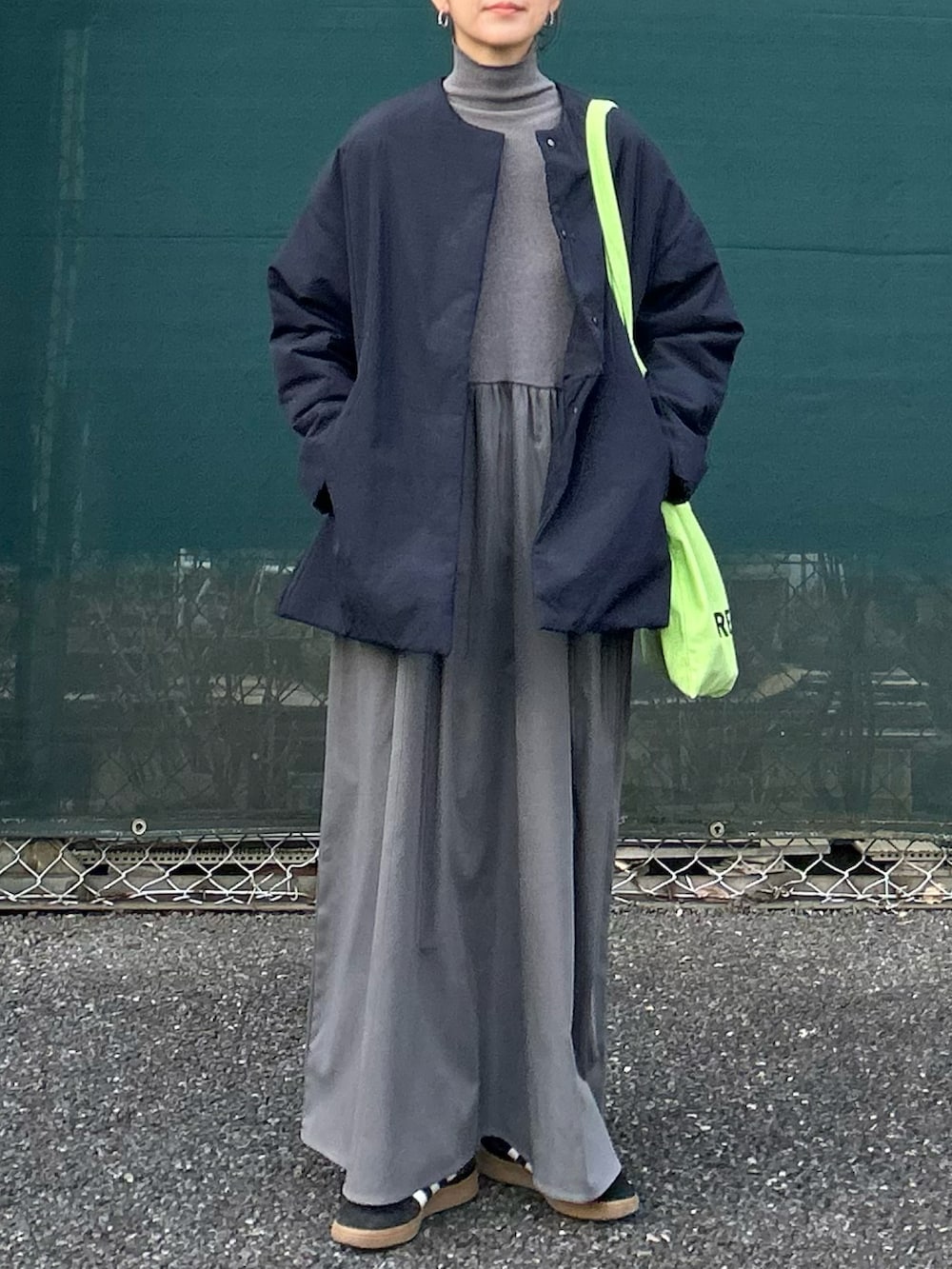 ブルー系のその他アウター、グレー系のワンピース、グリーン系のトートバッグを着用したレディースの冬コーディネートの4枚目の写真