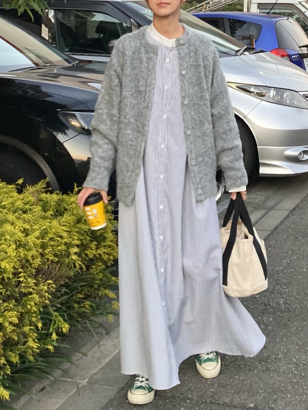 グレー系のカーディガン/ボレロ、ブラック系のワンピース、ホワイト系のトートバッグを着用したレディースの秋コーディネートの4枚目の写真