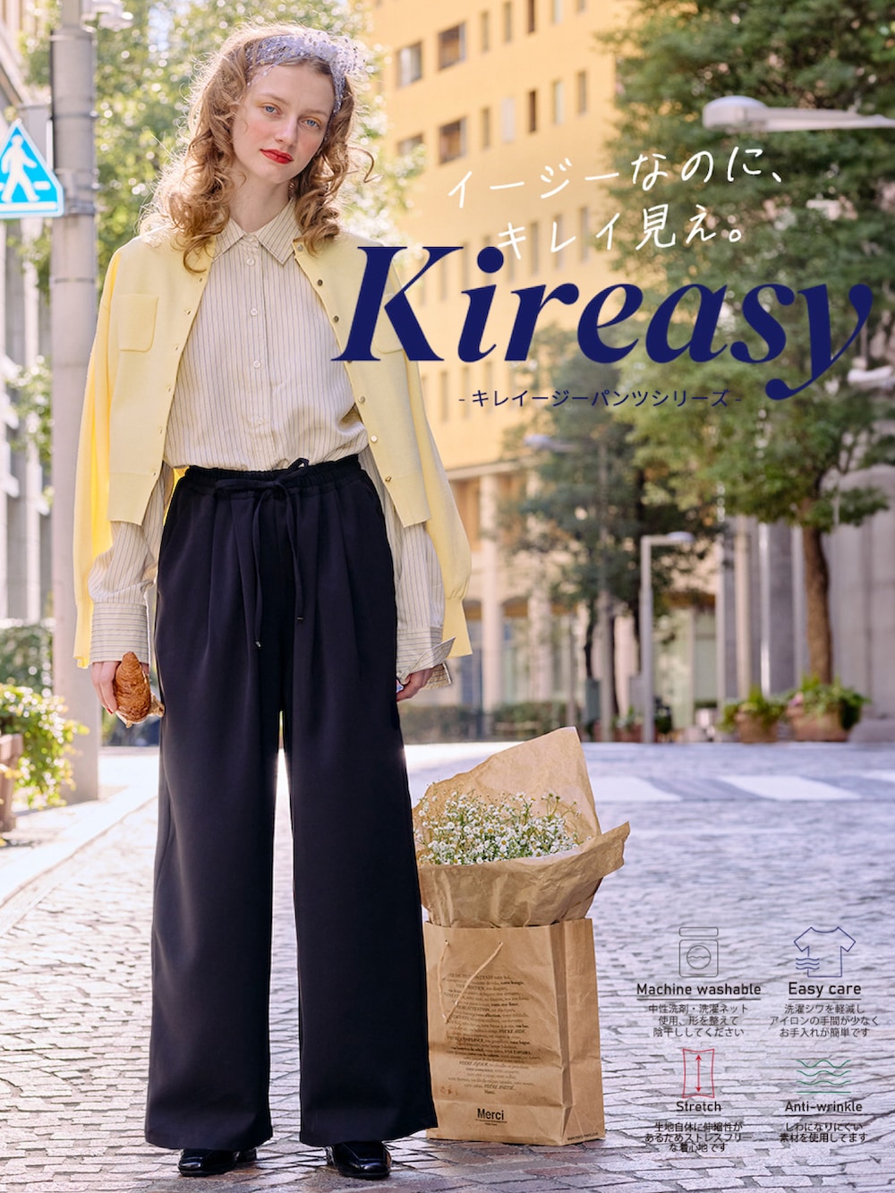 ブラック系のTシャツ/カットソー、ブルー系のデニムジャケット、ブラック系のスラックスを着用したレディースの春コーディネートの4枚目の写真