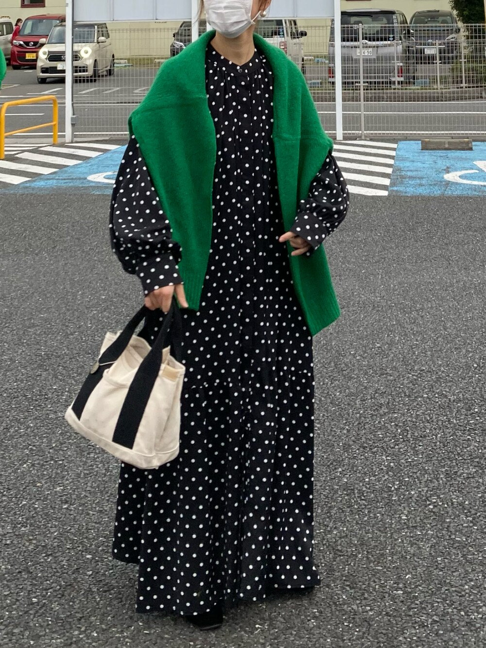 ブラック系のシャツワンピース、グリーン系のニット/セーター、ホワイト系のトートバッグを着用したレディースの秋コーディネートの3枚目の写真