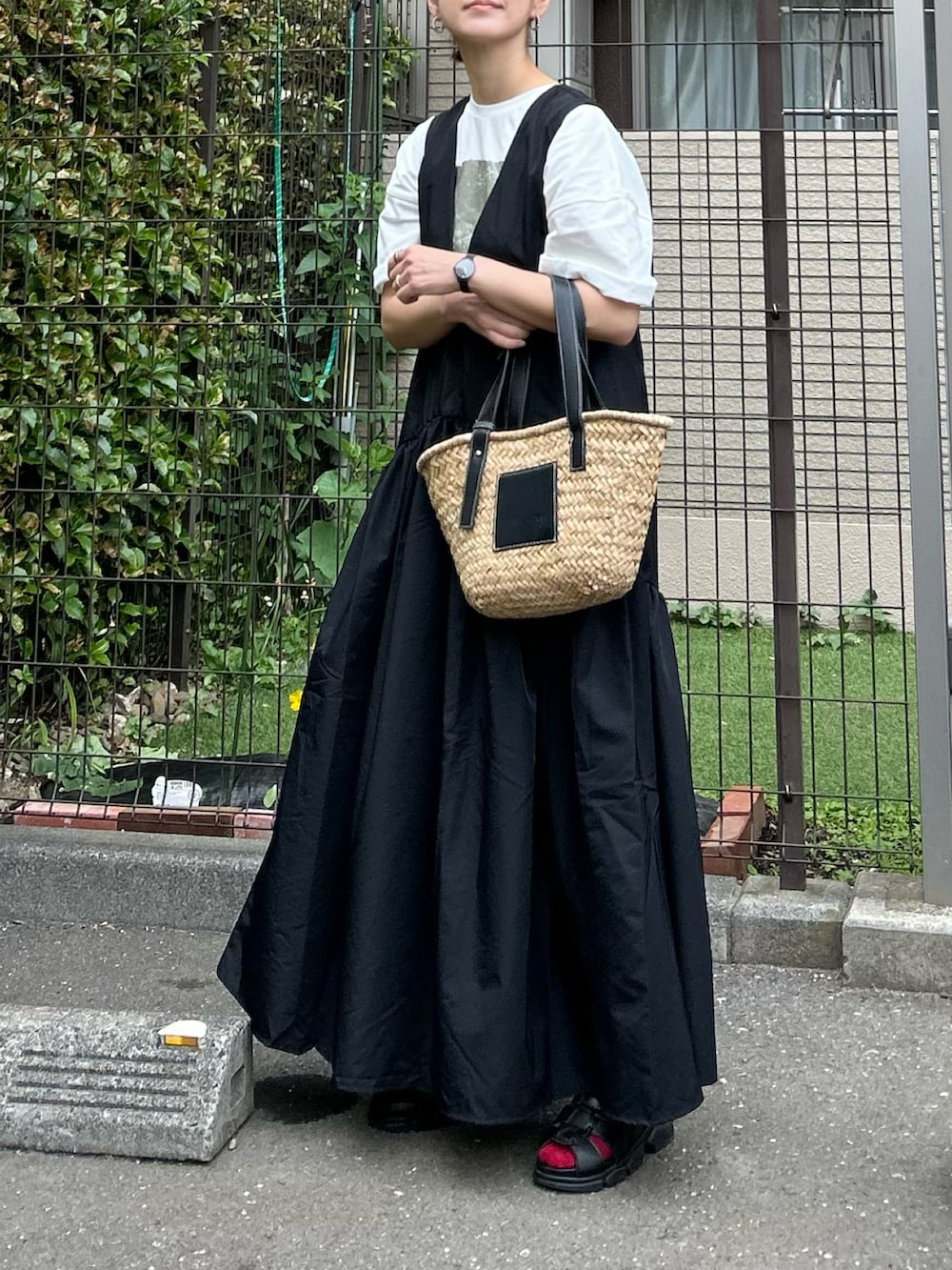 「きれいめカジュアル、大人カジュアル、シンプルコーデ、モノトーン、プチプラ、夏コーデ、白Tシャツ、プリントT、ワンピース、ロングワンピース、グルカサンダル、カラーソックス、かごバッグ、トートバッグ、休日スタイル」｜「notch.の箔プリント半袖Ｔシャツ（Tシャツ/カットソー、ホワイト系）」を使った、ＫＲさん（レディース・159cm）の春コーディネートの4枚目の写真
