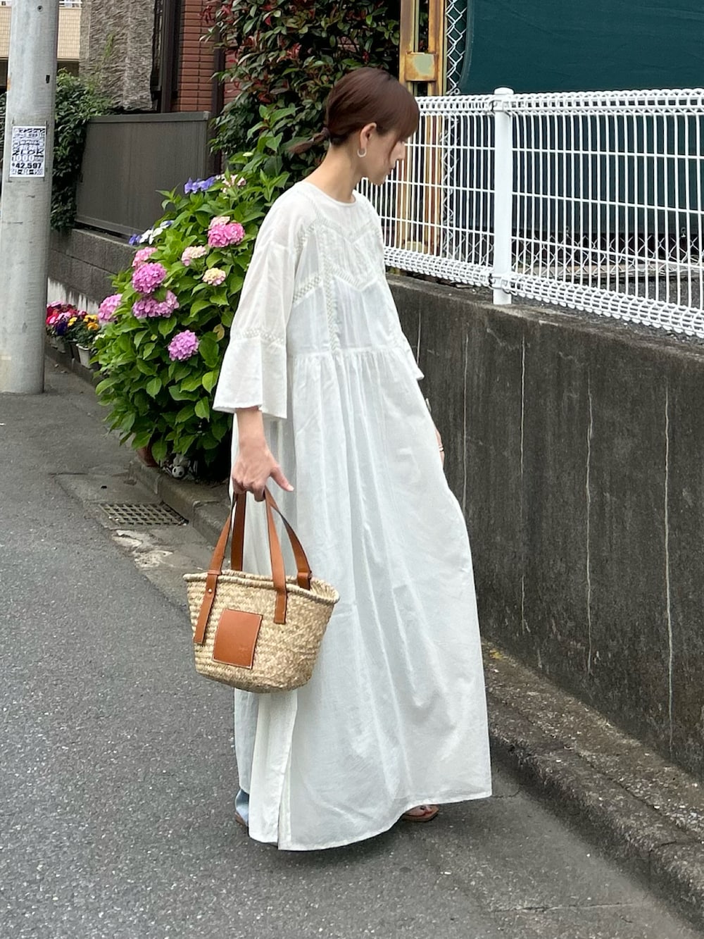 「レイヤードスタイル、フェススタイル、夏コーデ、テーマパークコーデ、プチプラ、きれいめカジュアル、ワンピース、ロングワンピース、かごバッグ、トートバッグ、お出かけコーデ」｜「notch.の【 notch. by KR 】レース切替ルーズボイルワンピース（ワンピース、ホワイト系）」を使った、ＫＲさん（レディース・159cm）の夏コーディネートの4枚目の写真