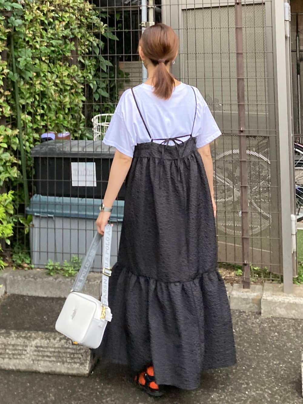 「このスタイルがお気に入り、レイヤードスタイル、休日スタイル、シンプルコーデ、きれいめカジュアル、プチプラ、キャミワンピ、ロングワンピース、白Tシャツ、ショルダーバッグ、カラーソックス、グルカサンダル、お出かけコーデ、モノトーン」｜「recaの筆記体プリントルーズＴシャツ（Tシャツ/カットソー、ホワイト系）」を使った、ＫＲさん（レディース・159cm）の夏コーディネートの5枚目の写真
