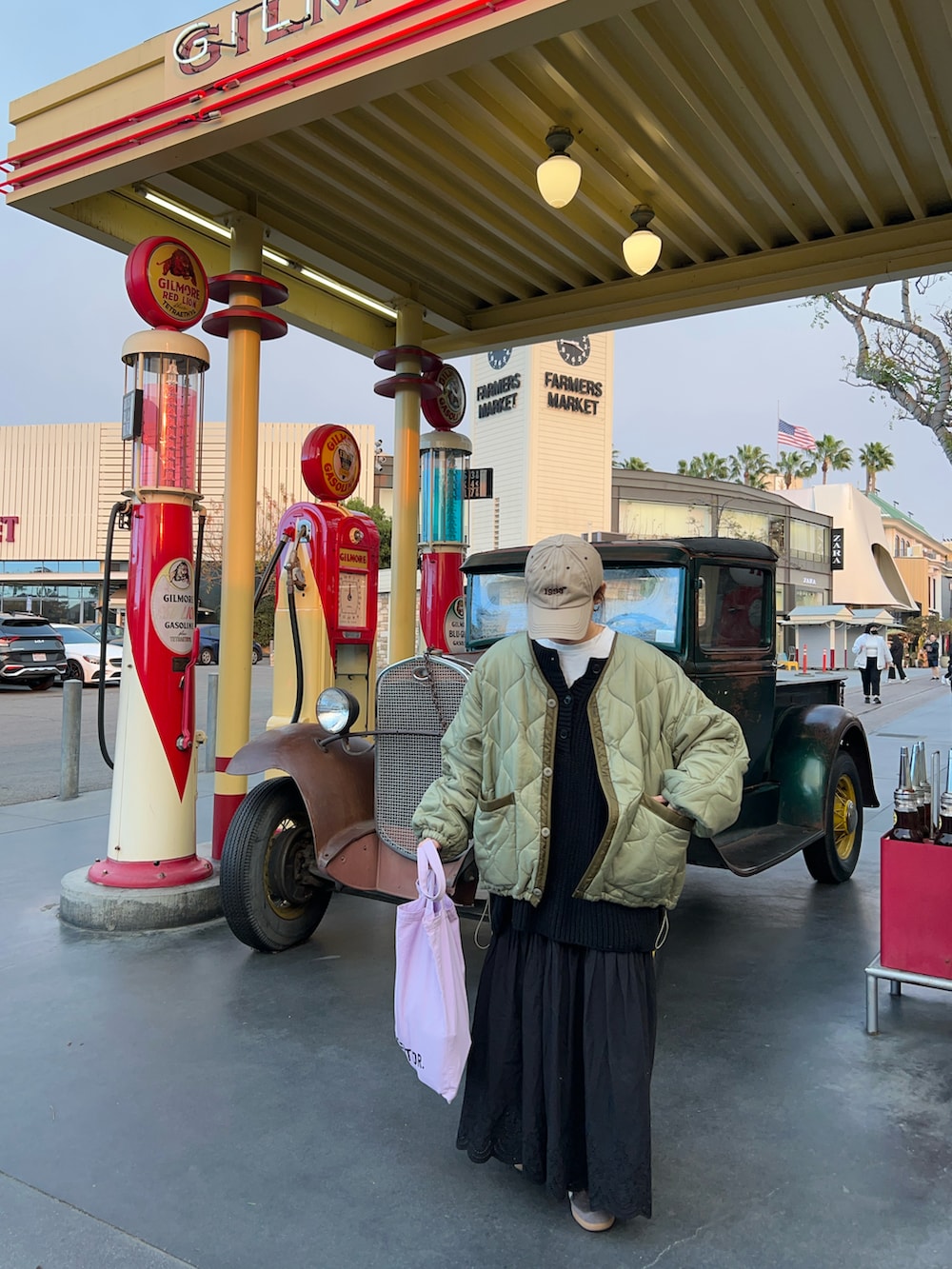 グリーン系のノーカラージャケット、ブラック系のニット/セーター、ブラック系のスカートを着用したレディースの冬コーディネートの4枚目の写真