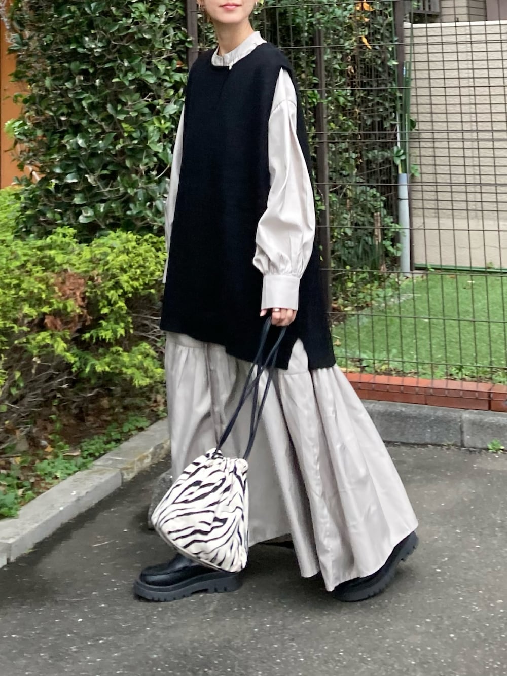 「秋冬コーデ、冬コーデ、レイヤードスタイル、休日スタイル、プチプラ、きれいめカジュアル、ゆるコーデ、ビッグシルエット、ベスト、ニットベスト、ロングワンピース、シャツワンピ、巾着バッグ、ゼブラ柄、ショートブーツ」｜「OMNESのウールナイロンコクーンベスト（ベスト、ブラック系）」を使った、ＫＲさん（レディース・159cm）の冬コーディネートの5枚目の写真