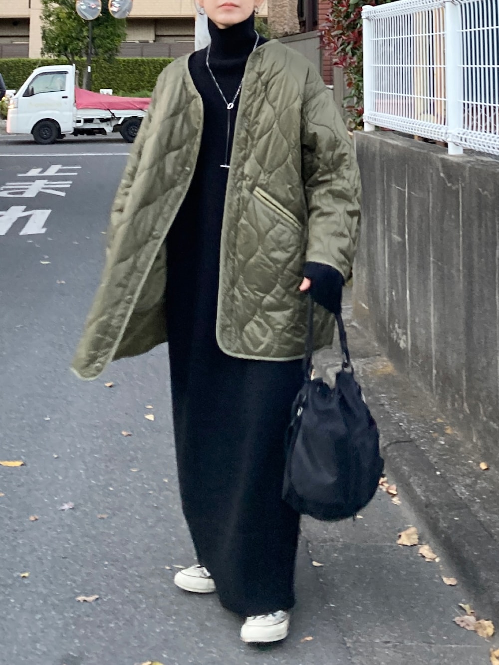 「冬コーデ、シンプルコーデ、お出かけコーデ、きれいめカジュアル、プチプラ、ビッグシルエット、冬アウター、キルティング、タートルネック、ワンピース、ニットワンピース、スニーカー、休日スタイル、マイベストコーデ2023、クリスマスに着たい服」｜「FREAK'S STOREの【WEB限定】M65ライナーキルトコート(キルティングジャケット･ノーカラーコート)（ノーカラージャケット、グリーン系）」を使った、ＫＲさん（レディース・159cm）の冬コーディネートの2枚目の写真