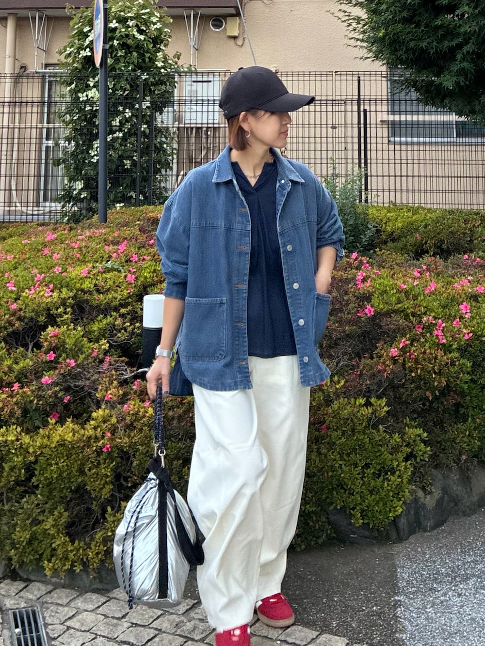 ブルー系のデニムジャケット、ブルー系のシャツ/ブラウス、ホワイト系のその他パンツを着用したレディースの夏コーディネートの5枚目の写真