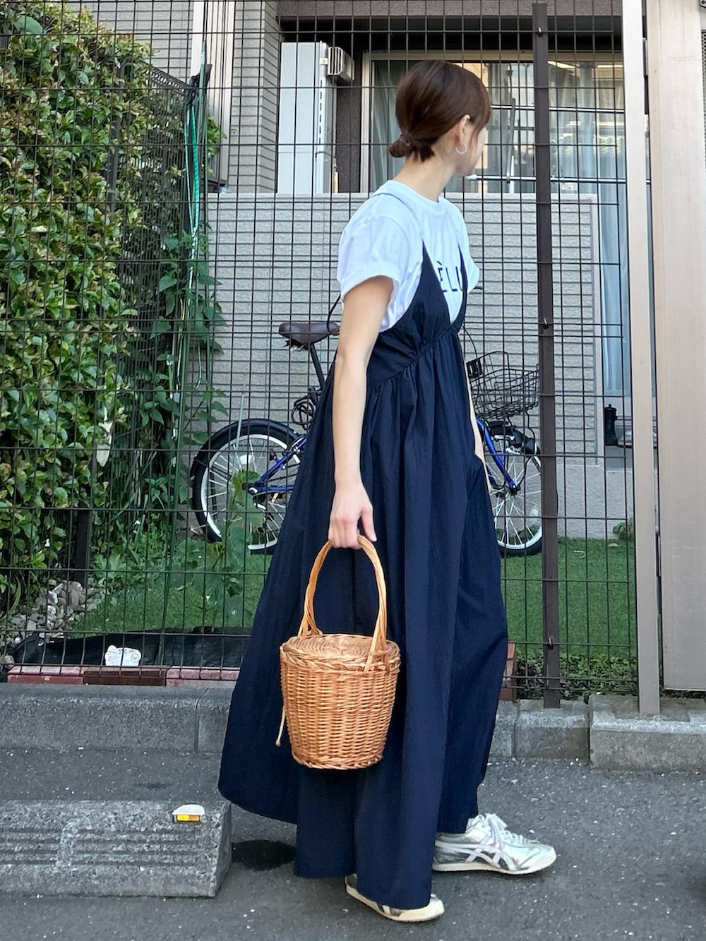 その他のTシャツ/カットソー、ブルー系のワンピースを着用したレディースの春コーディネートの2枚目の写真