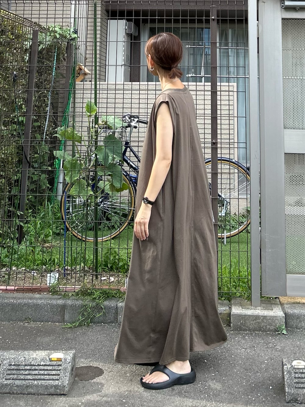 グリーン系のワンピースを着用したレディースの夏コーディネートの4枚目の写真