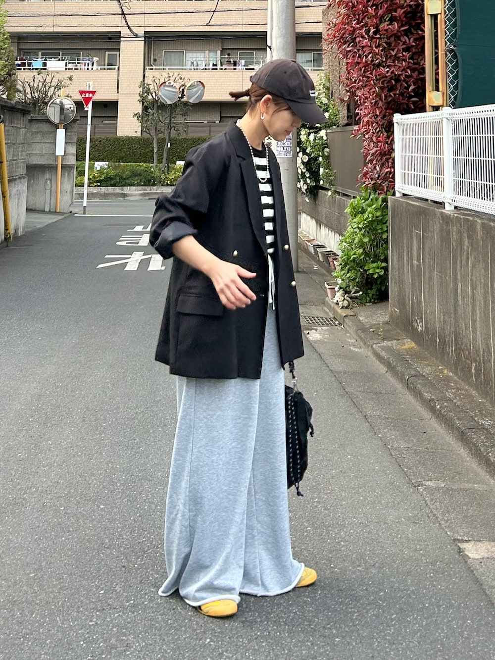 ブラック系のTシャツ/カットソー、ブラック系のテーラードジャケット、ブラック系のトートバッグを着用したレディースの春コーディネートの4枚目の写真