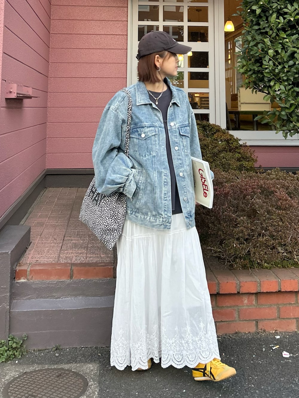 ブルー系のデニムジャケット、グレー系のアンサンブル、ホワイト系のスカートを着用したレディースの冬コーディネートの5枚目の写真