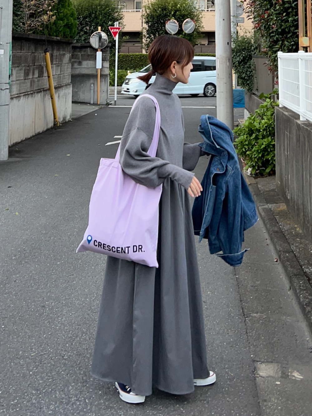 「秋冬コーデ、ニット、タートルネック、ワンピース、ロングワンピース、きれいめカジュアル、プチプラ、シンプルコーデ、お出かけコーデ、休日スタイル、トートバッグ、スニーカー、コンバース」｜「CORNERS by KRの【CORNERS by KR】指穴付きハイネックドッキングワンピース（ワンピース、グレー系）」を使った、ＫＲさん（レディース・159cm）の秋コーディネートの3枚目の写真