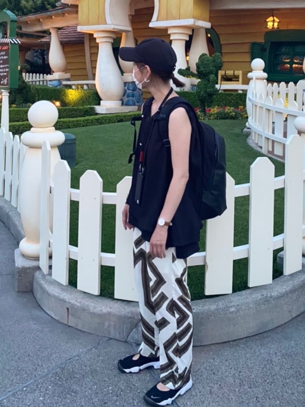 ブラック系のTシャツ/カットソー、ホワイト系のその他パンツ、ブラック系のバックパック/リュックを着用したレディースの夏コーディネートの2枚目の写真