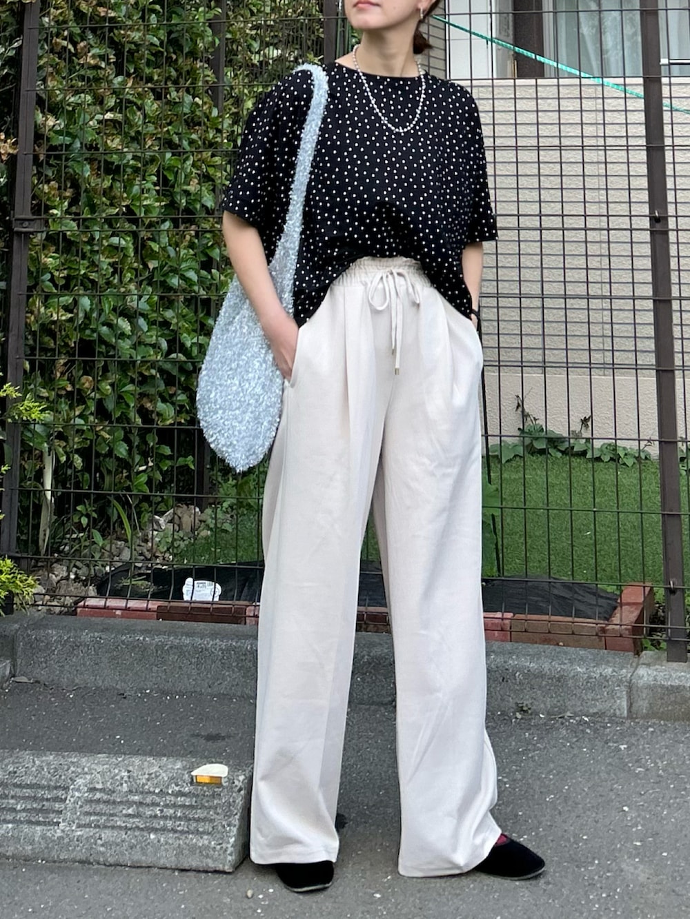 「きれいめカジュアル、大人カジュアル、モノトーン、シンプルコーデ、夏コーデ、春夏コーデ、ママコーデ、休日スタイル、ドット、ブラウス、ワイドパンツ、タックイン、ショルダーバッグ」｜「OMNESの接触冷感レーヨンナイロンBIGシルエットプルオーバー（Tシャツ/カットソー、ブラック系）」を使った、ＫＲさん（レディース・159cm）の春コーディネートの2枚目の写真
