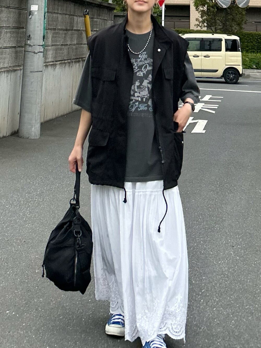 その他のTシャツ/カットソー、ホワイト系のスカート、ブラック系のベストを着用したレディースの春コーディネートの2枚目の写真