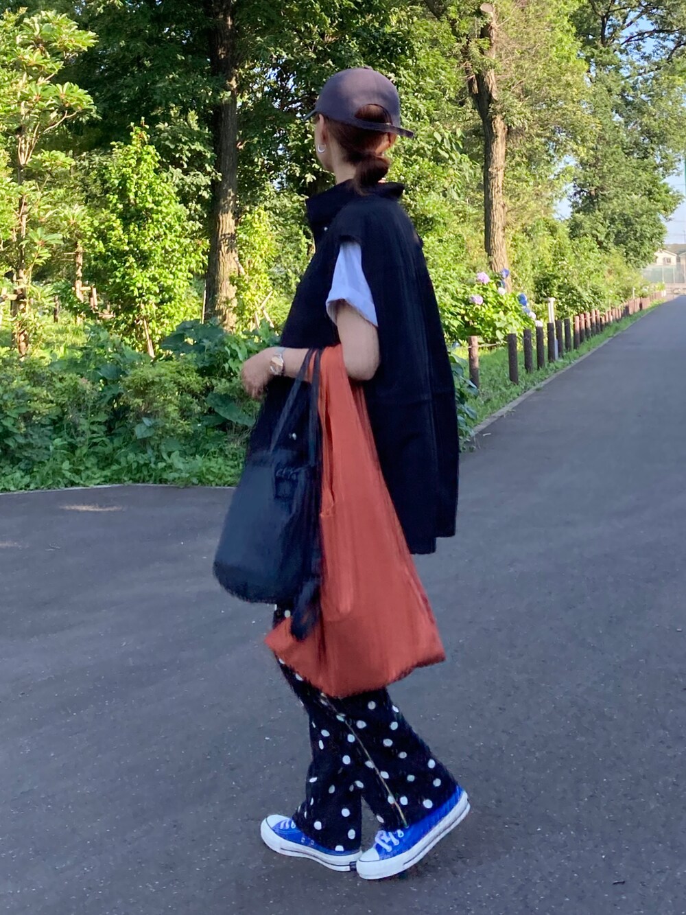 その他のTシャツ/カットソー、ブラック系のベスト、その他のその他パンツを着用したレディースの夏コーディネートの5枚目の写真