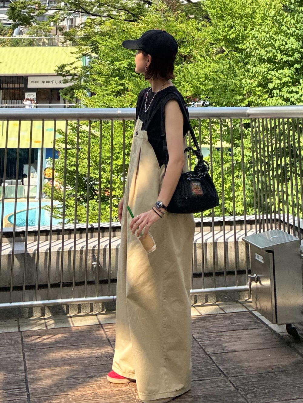 ブラック系のTシャツ/カットソー、ベージュ系のサロペット/オーバーオール、ブラック系のトートバッグを着用したレディースの夏コーディネートの5枚目の写真