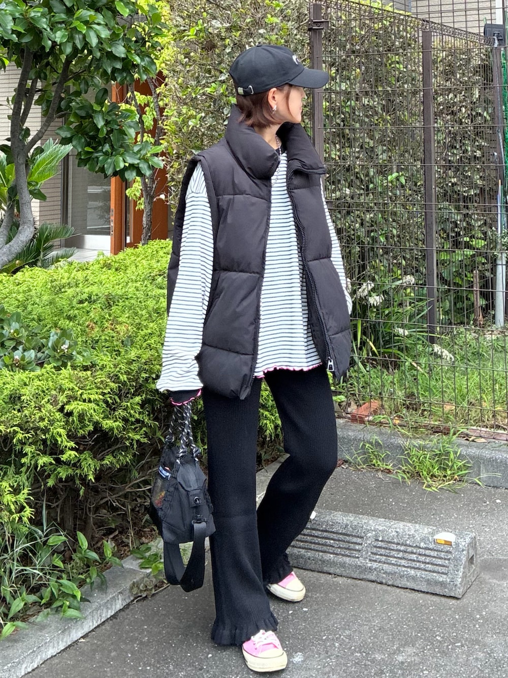 ブラック系のトートバッグ、ホワイト系のTシャツ/カットソー、ブラック系のその他パンツを着用したレディースの秋コーディネートの2枚目の写真