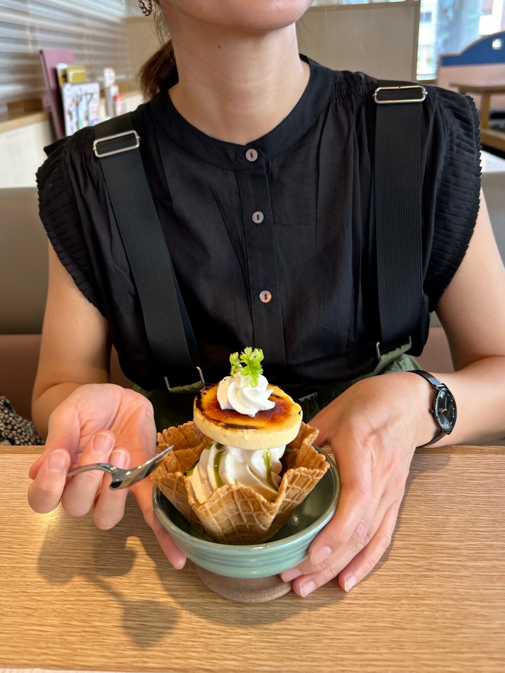ブラック系のシャツ/ブラウス、グリーン系のジャンパースカート、ブラック系のスニーカーを着用したレディースの夏コーディネートの3枚目の写真