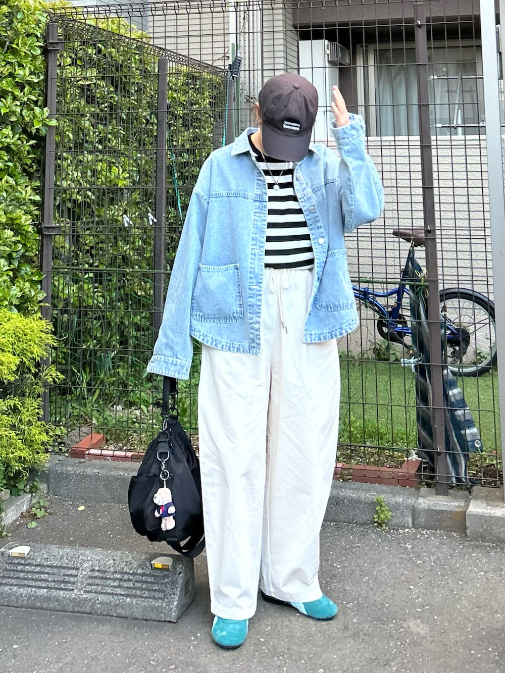 ブラック系のTシャツ/カットソー、ブルー系のデニムジャケット、ホワイト系のその他パンツを着用したレディースの春コーディネートの2枚目の写真