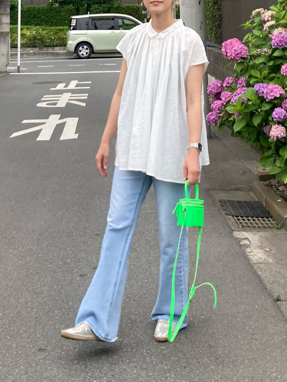 ホワイト系のシャツ/ブラウス、ブルー系のデニムパンツ、グリーン系のショルダーバッグを着用したレディースの夏コーディネートの3枚目の写真