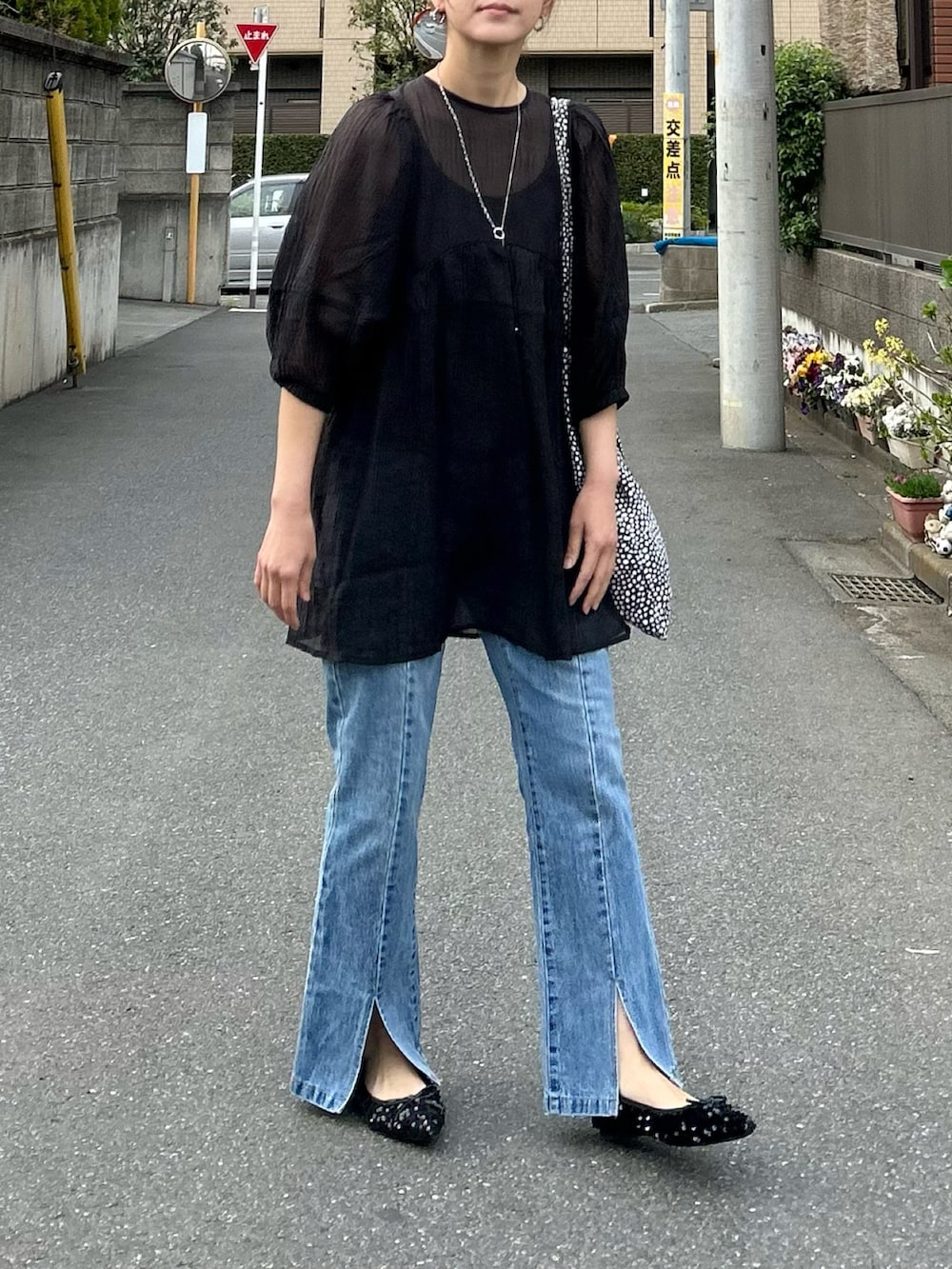 ブラック系のシャツ/ブラウス、ブルー系のデニムパンツ、ブラック系のパンプスを着用したレディースの春コーディネートの2枚目の写真