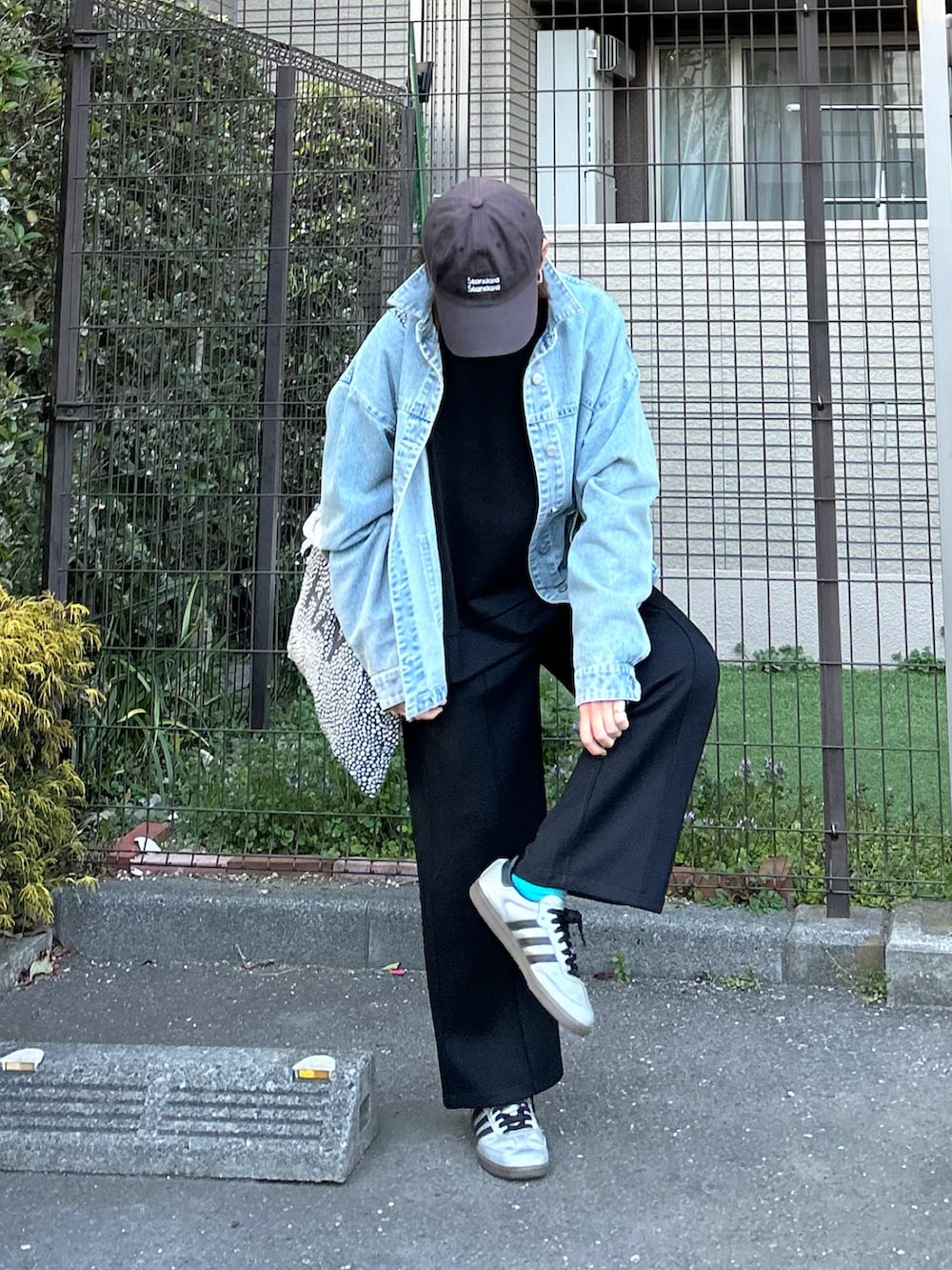 ブラック系のその他パンツ、ブラック系のTシャツ/カットソー、ブルー系のデニムジャケットを着用したレディースの春コーディネートの3枚目の写真