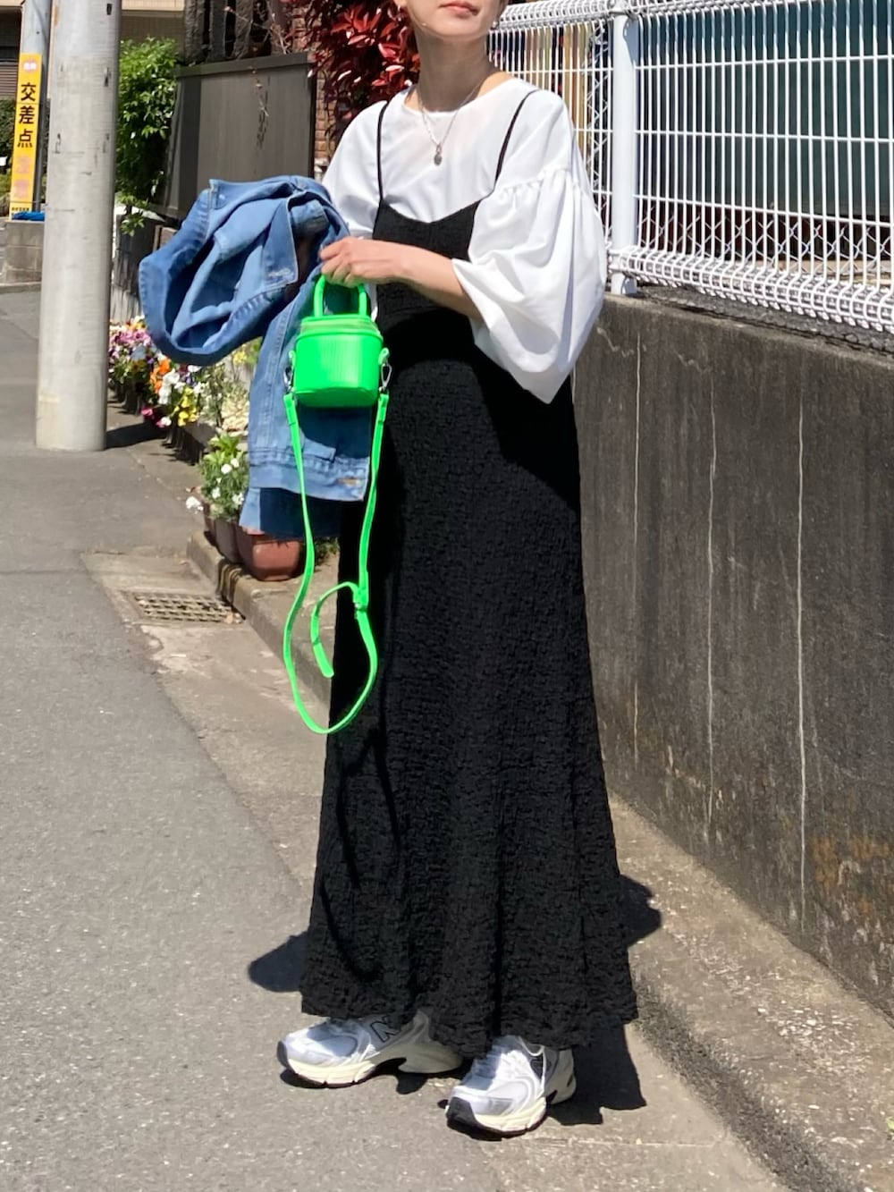 ブラック系のワンピース、ホワイト系のシャツ/ブラウス、グリーン系のショルダーバッグを着用したレディースの春コーディネートの4枚目の写真