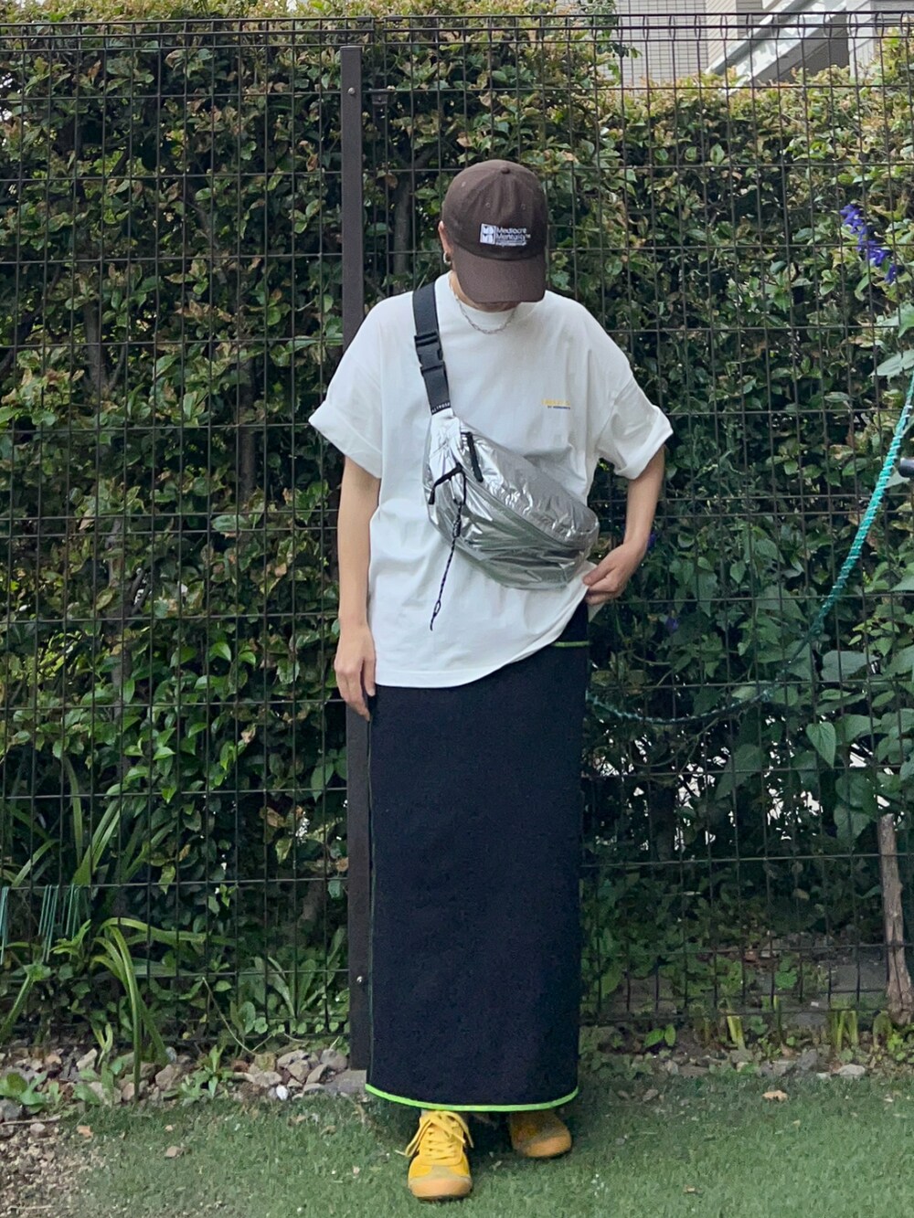 その他のTシャツ/カットソー、シルバー系のボディバッグ/ウエストポーチ、ブラック系のスカートを着用したレディースの春コーディネートの3枚目の写真