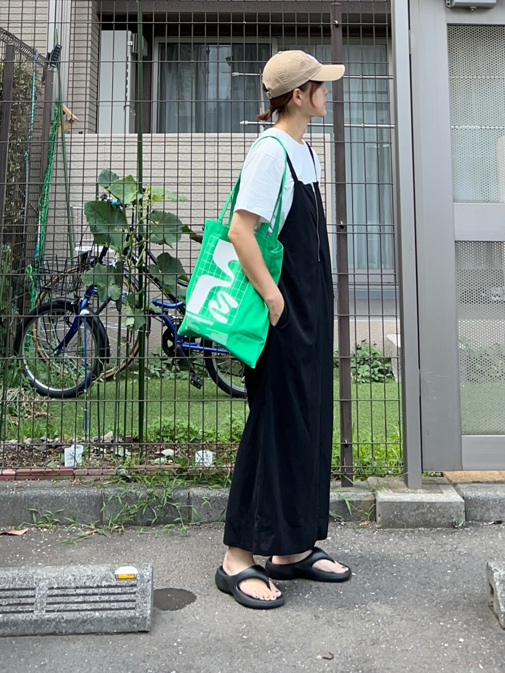 ホワイト系のTシャツ/カットソー、ブラック系のワンピース、グリーン系のバッグを着用したレディースの夏コーディネートの2枚目の写真