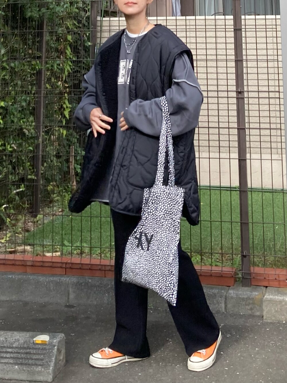 ブラック系のブルゾン、グレー系のスウェット、ブラック系のその他パンツを着用したレディースの秋コーディネートの3枚目の写真