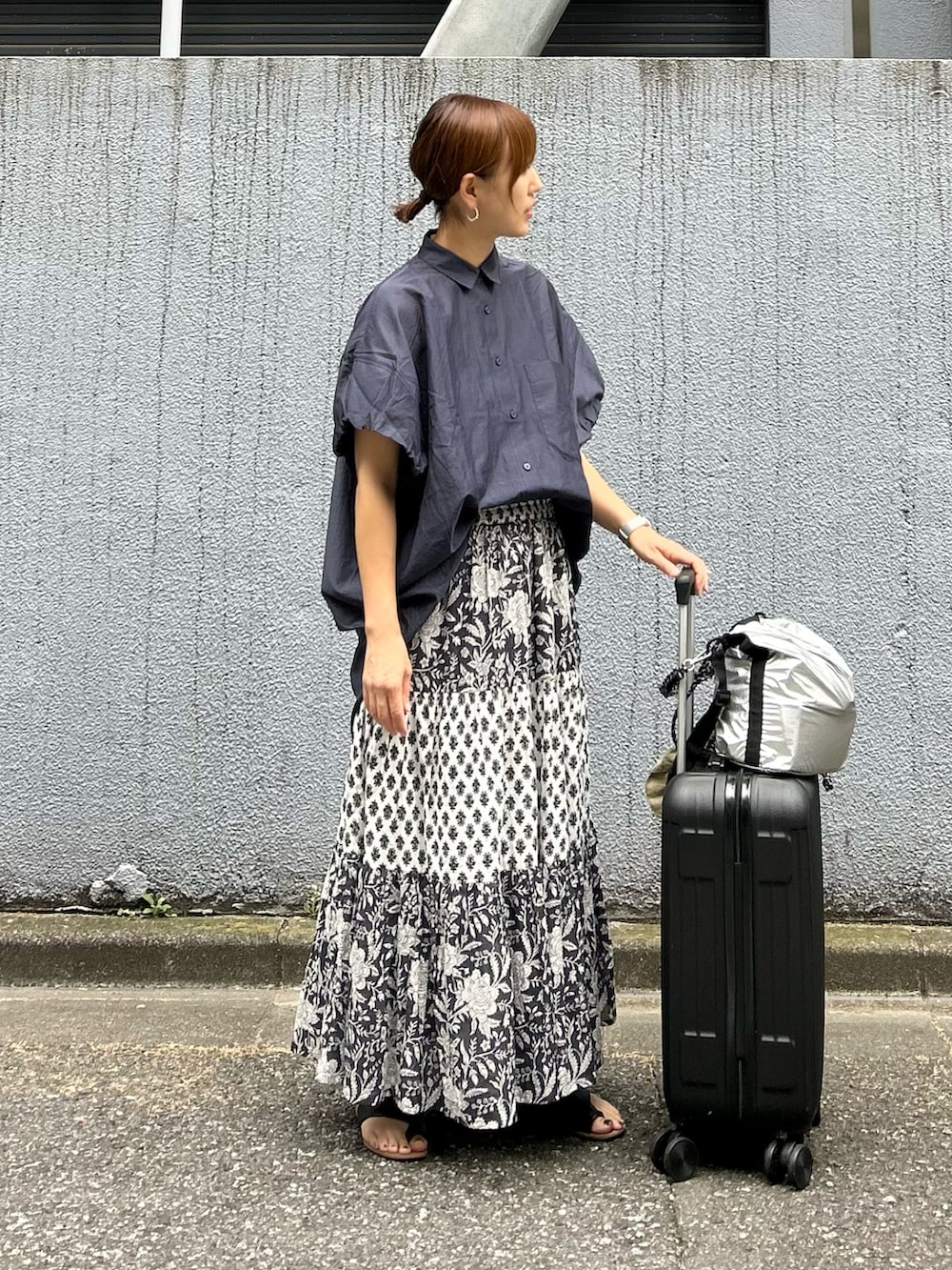 「夏ルックで気分アップ、夏コーデ、シンプルコーデ、お出かけコーデ、モノトーン、休日スタイル、シャツスタイル、きれいめカジュアル、プチプラ、ロングスカート、サンダル、スーツケース、ショルダーバッグ」｜「OMNESのコットンボイル総柄切り替えティアードスカート（スカート、ブルー系）」を使った、ＫＲさん（レディース・159cm）の夏コーディネートの3枚目の写真