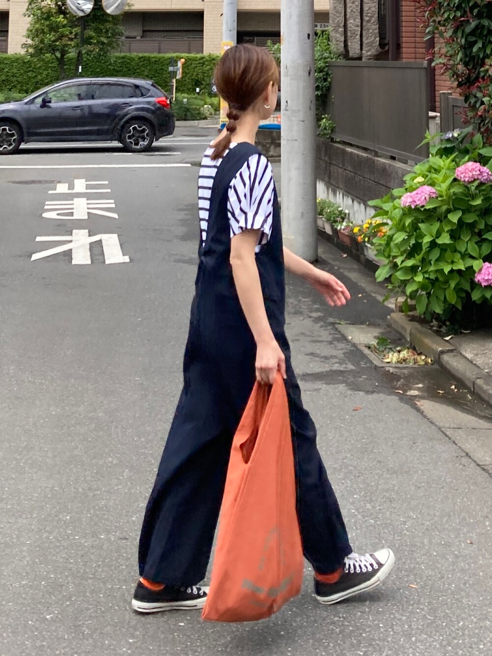 ブルー系のTシャツ/カットソー、ブルー系のサロペット/オーバーオール、オレンジ系のトートバッグを着用したレディースの夏コーディネートの4枚目の写真