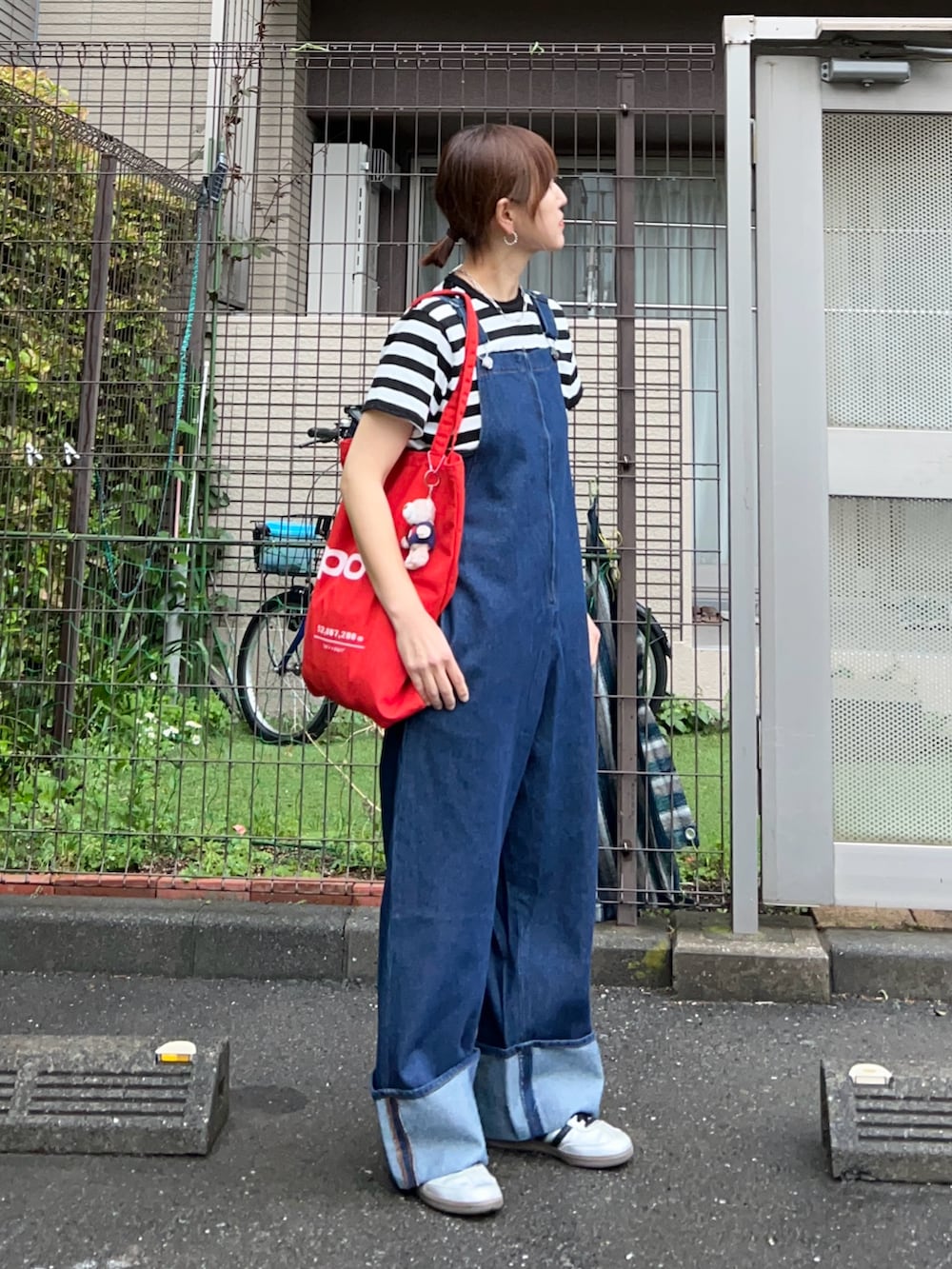「春夏コーデ、夏コーデ、デニム、デニムパンツ、オーバーオール、サロペット、ボーダー、トートバッグ、スニーカー、プチプラ、大人カジュアル、きれいめカジュアル、休日スタイル」｜「BONLECILLのカラーステッチロールアップハーフジップデニムサロペット（サロペット/オーバーオール、ブルー系）」を使った、ＫＲさん（レディース・159cm）の春コーディネートの2枚目の写真