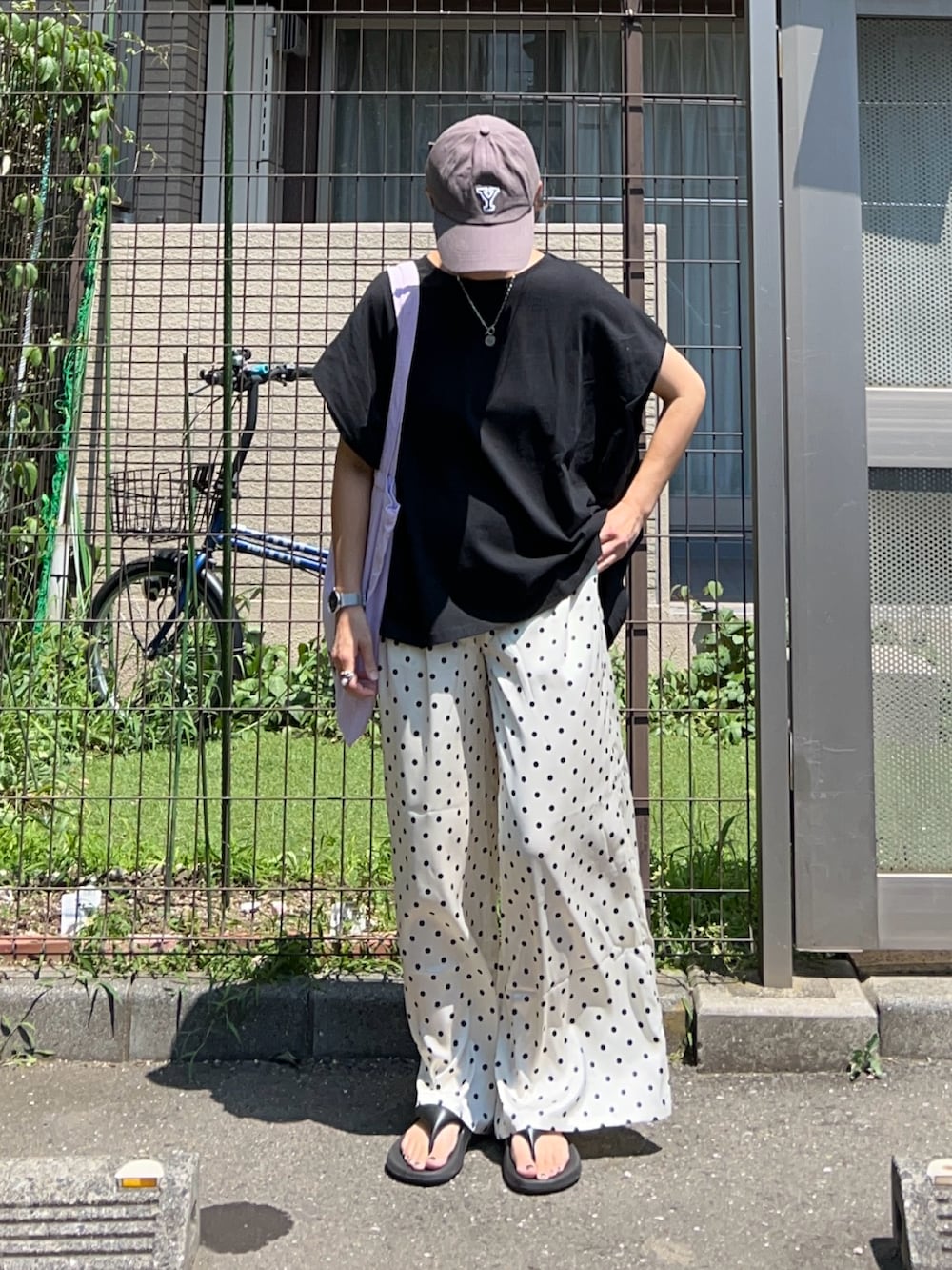 「夏コーデ、シンプルコーデ、お出かけコーデ、カラーコーデ、きれいめカジュアル、モノトーン、プチプラ、Tシャツ、ワイドパンツ、ドット、サンダル、トートバッグ」｜「CORNERS by KRの【CORNERS by KR】ダブルウエストドットパンツ（スラックス、ホワイト系）」を使った、ＫＲさん（レディース・159cm）の夏コーディネートの4枚目の写真