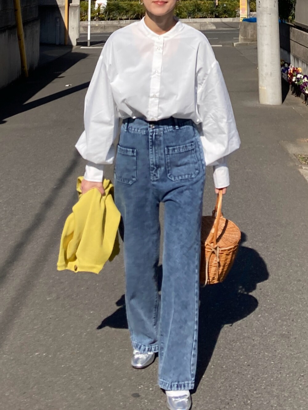 ホワイト系のシャツ/ブラウス、ブルー系のデニムパンツ、シルバー系のバレエシューズを着用したレディースの冬コーディネートの5枚目の写真