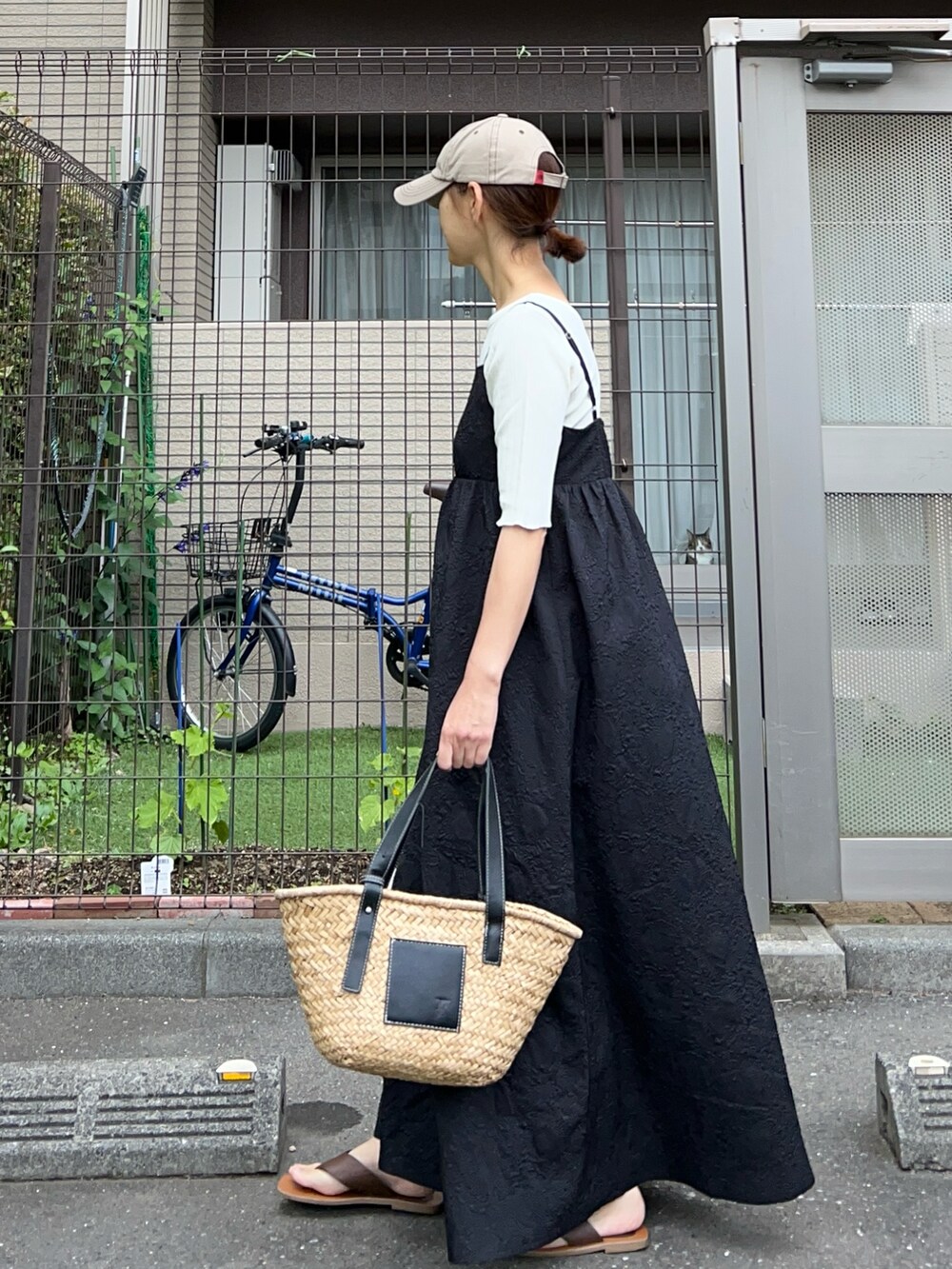 ホワイト系のTシャツ/カットソー、ブラック系のワンピース、ブラック系のかごバッグを着用したレディースの夏コーディネートの4枚目の写真