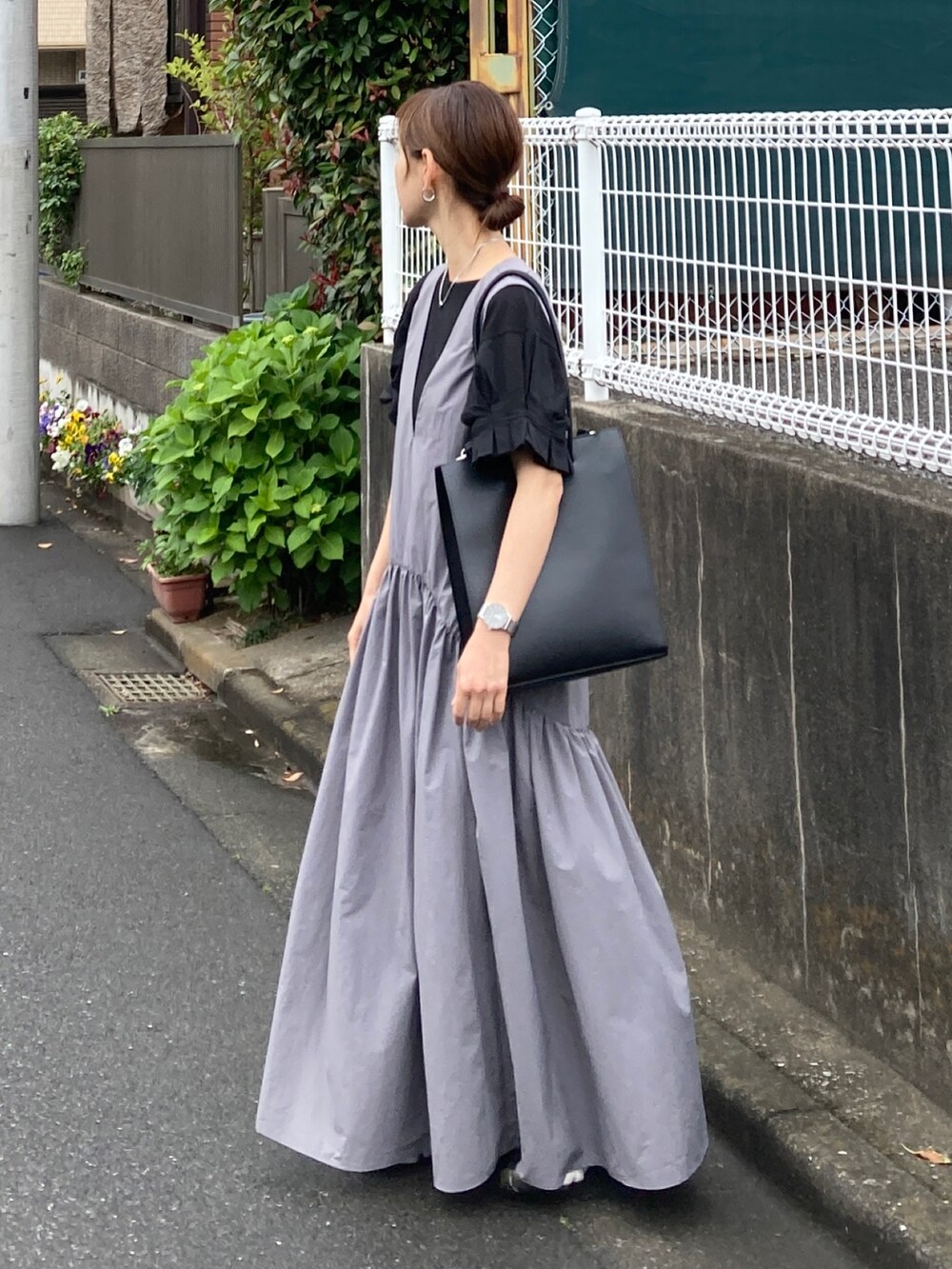 ブラック系のTシャツ/カットソー、グレー系のワンピース、ブラック系のトートバッグを着用したレディースの春コーディネートの3枚目の写真