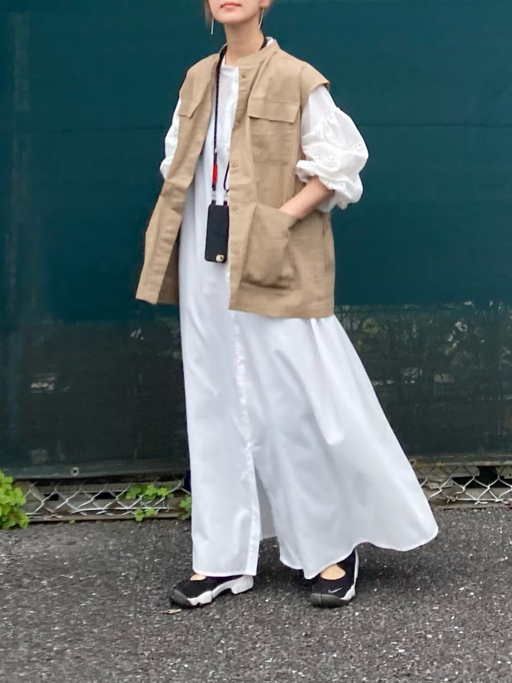 「春夏コーデ、ゆるコーデ、ホワイトコーデ、シンプルコーデ、休日スタイル、レイヤードスタイル、プチプラ、シャツワンピ、ロングワンピース、ボリューム袖、ベスト、ミリタリージャケット、NIKE、カジュアル、エアリフト」｜「CORNERSのコットンツイルミリタリーベスト（ベスト、ベージュ系）」を使った、ＫＲさん（レディース・159cm）の春コーディネートの3枚目の写真