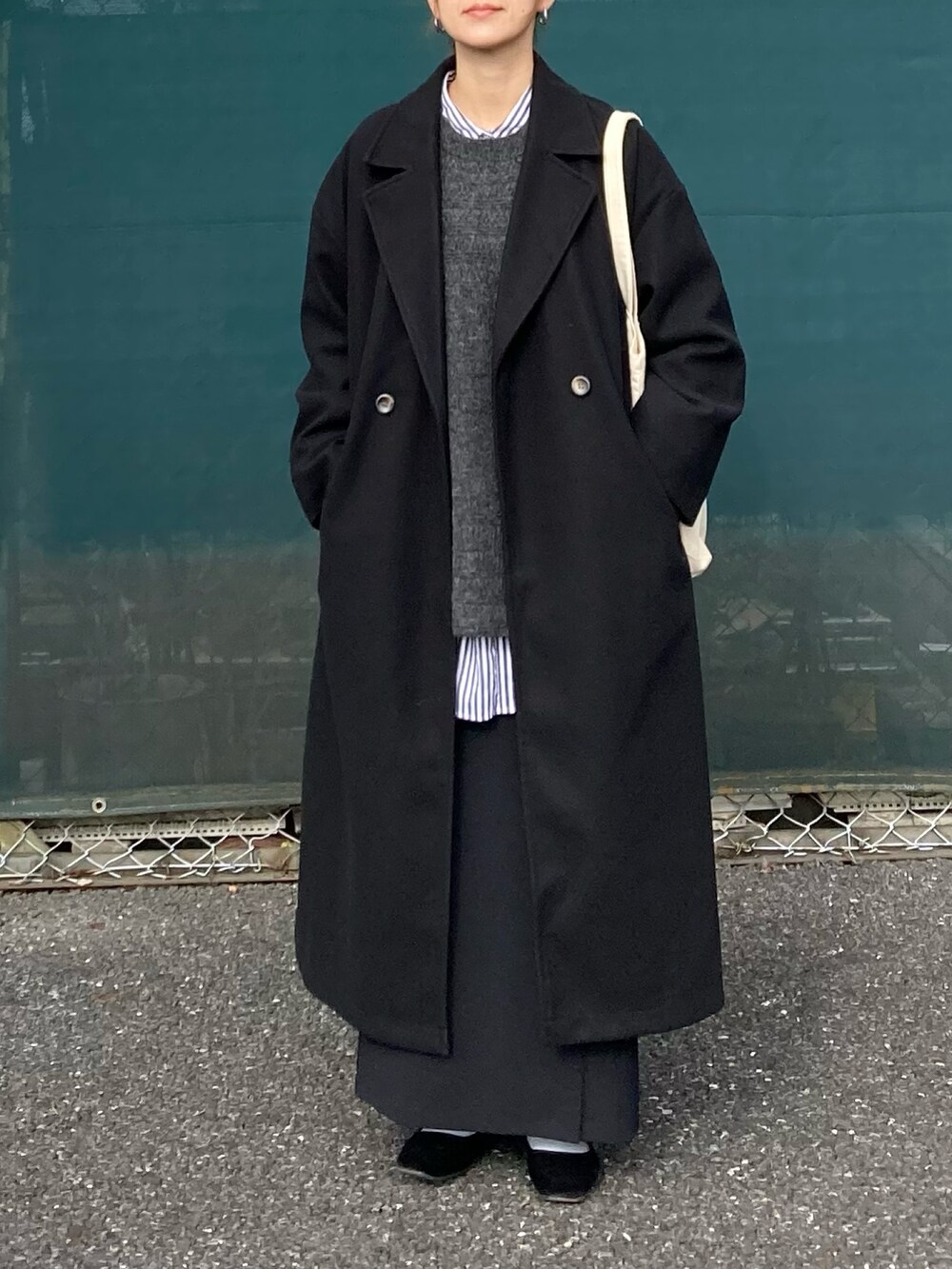 ブラック系のその他アウター、グレー系のその他トップス、ブラック系のスカートを着用したレディースの冬コーディネートの5枚目の写真