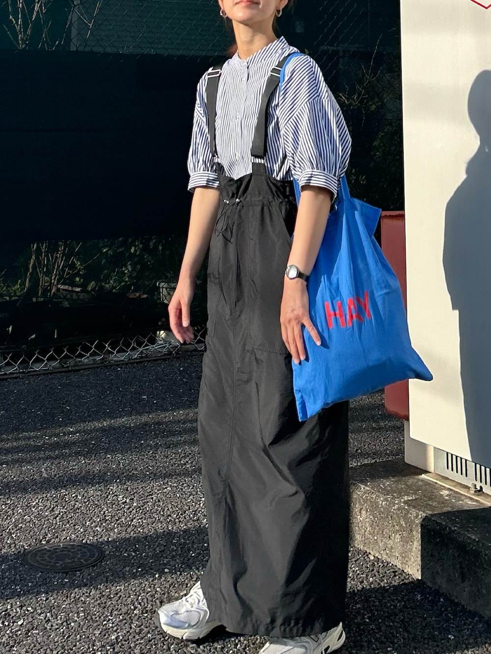 「春夏コーデ、シンプルコーデ、お出かけコーデ、レイヤードスタイル、休日スタイル、デニム、デニムジャケット、ストライプシャツ、ロングスカート、スニーカー、トートバッグ、きれいめカジュアル、プチプラ」｜「BONLECILLのアソート柄 ボリュームスリーブバンドカラー半袖シャツ（シャツ/ブラウス、ブルー系）」を使った、ＫＲさん（レディース・159cm）の春コーディネートの4枚目の写真